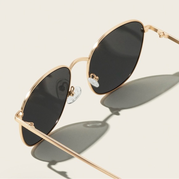 QUAY NWOT Best Seller Sunglasses in Jezabell Gold Frame Smoked Lens - Picture 2 of 6